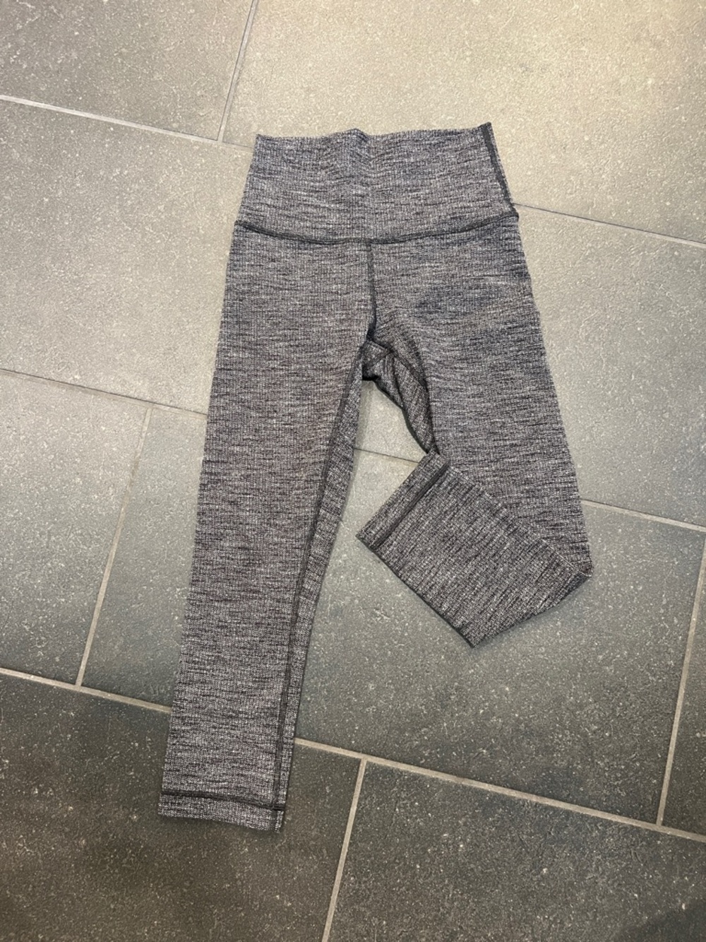 Lululemon *21" Size 4 Grey Knit Active Leggings - Stretch Comfort